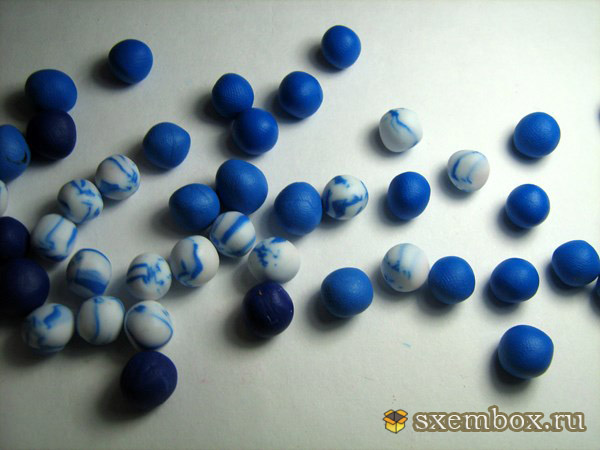 скатайте 30-40 шариков из разных цветов глины