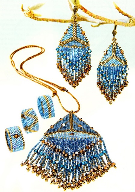 Комплект украшений из голубого и золотого бисера
