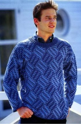 Синий пуловер с узором из снятых петель
