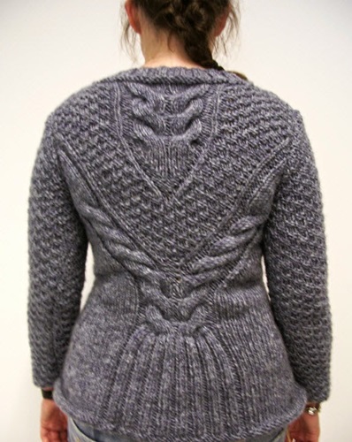 Приталенный пуловер с воротником стойка